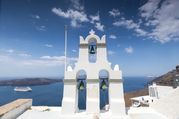 Hagyományos görög fehér egyházi arch a kereszt és a harangok, a vill — Stock Fotó