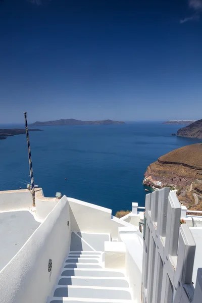 Santorini isla paisaje del famoso pueblo de Fira, Grecia —  Fotos de Stock