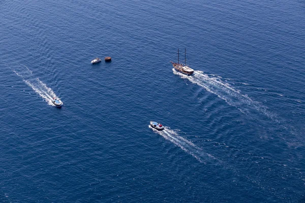 Yate navega en el hermoso agua azul cerca de la isla de Santorini , — Foto de Stock