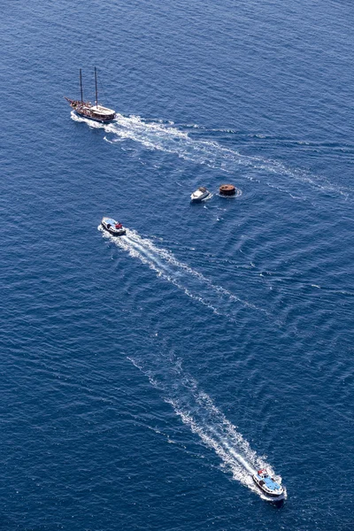 サントリーニ島の近くの美しい青い水に移動したヨット, — ストック写真