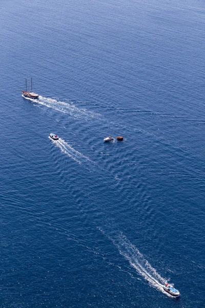 산토리니 섬 근처 아름 다운 푸른 물에 이동 하는 요트, — 스톡 사진