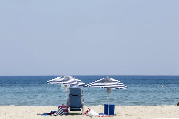 Θέα σε παραλία της Κατερίνης στην Ελλάδα το ομπρέλες. — Φωτογραφία Αρχείου