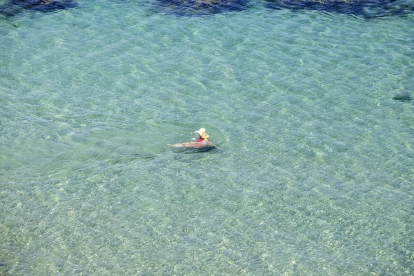 海に座っている女性の空撮 — ストック写真