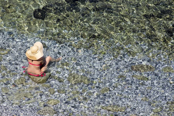 Αεροφωτογραφία του μια γυναίκα που κάθεται στον ωκεανό — Φωτογραφία Αρχείου