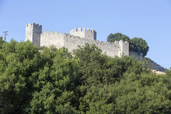 Прекрасна стара фортеця на тлі блакитного неба — стокове фото