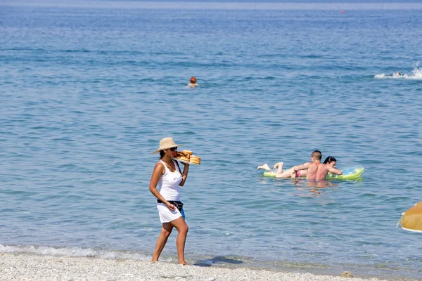 Kvinna som säljer munkar i en varm dag i sommar på stranden av Kate — Stockfoto