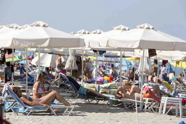 Udsigt over stranden Katerini i Grækenland. Folk nyder den friske - Stock-foto