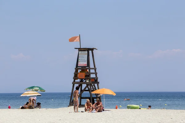 Pohled na slunečníky na pláži letoviska Katerini v Řecku. — Stock fotografie