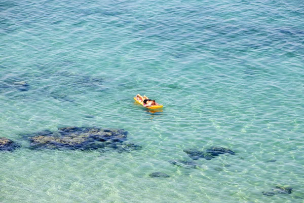 Turista deitado no colchão de mar no oceano em Katerini, Gr — Fotografia de Stock