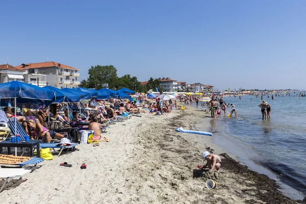 Pohled na pláži letoviska Katerini v Řecku. Lidé si čerstvé — Stock fotografie