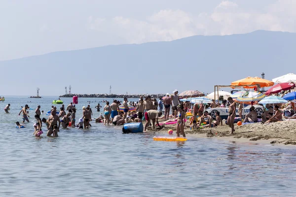 Blick auf den Strand von Katerini in Griechenland. Menschen genießen die frische Luft — Stockfoto