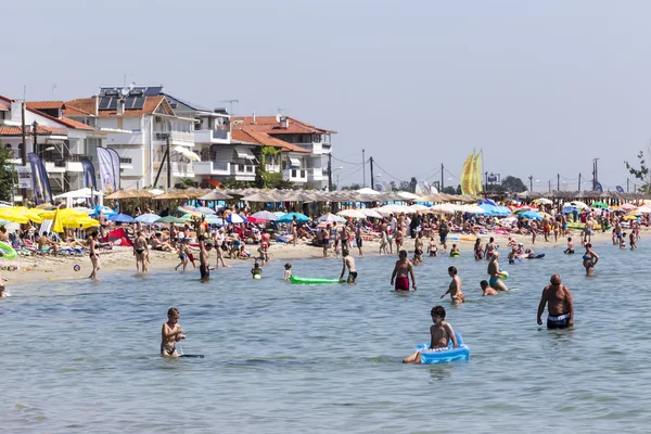 Vy över stranden i Paralia Katerini i Grekland. Människor njuta av färska — Stockfoto