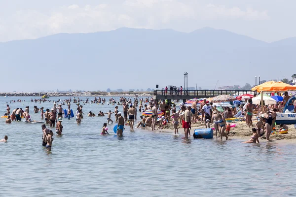 Vy över stranden i Paralia Katerini i Grekland. Människor njuta av färska — Stockfoto