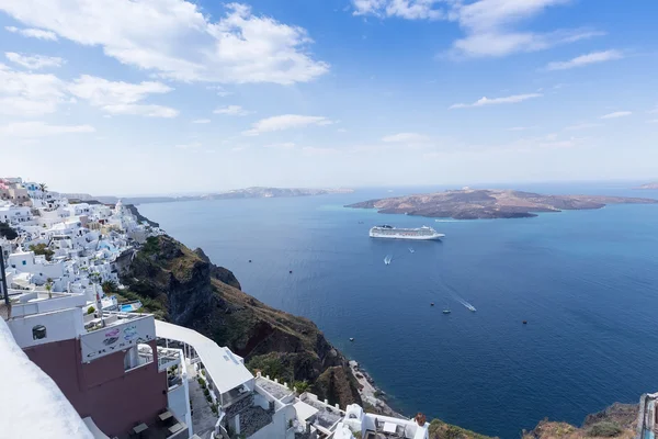 Luxuskreuzfahrtschiff, das die Insel Santorini in der Ägäis umsegelt — Stockfoto
