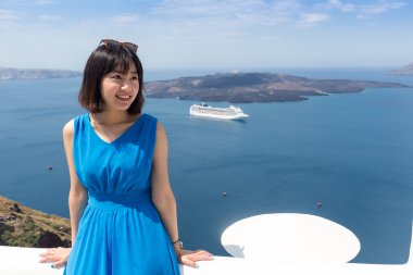 Bir balkon manzarasında Santor Island'da turist pozlar