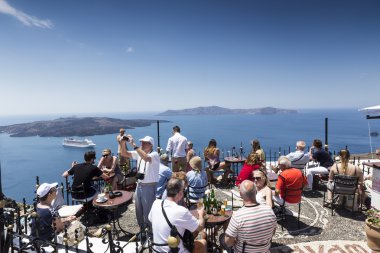 Yeni evli turist VI ile anlaşmak Kilisesi önünde birkaç