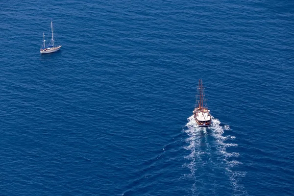 Yacht navigerar i vackra blå vattnet nära ön Santorini, — Stockfoto
