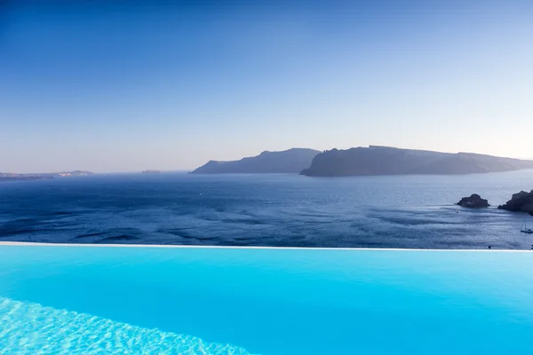 Piscina infinita no telhado com o oceano na Ilha Santorini , — Fotografia de Stock