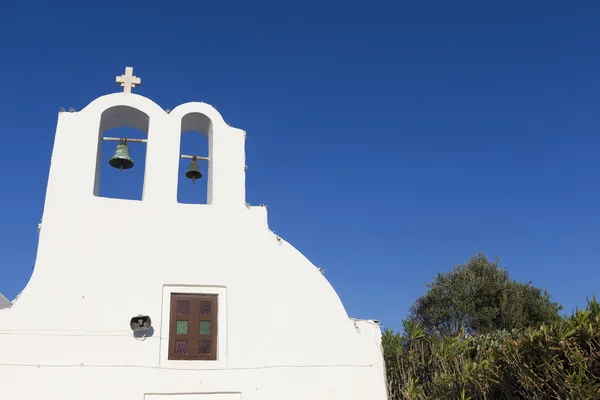 Arco tradizionale greco chiesa bianca con croce e campane in vill — Foto Stock