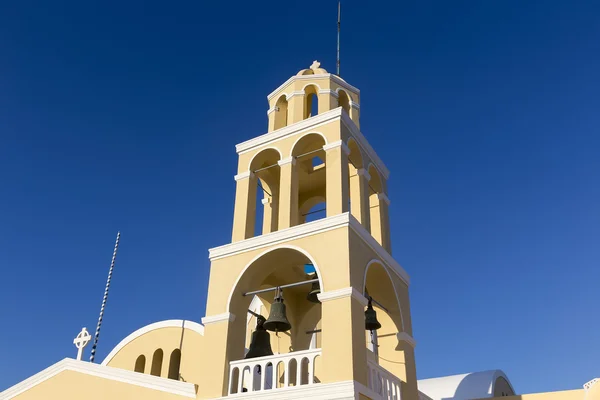 Arco tradicional de la iglesia blanca griega con cruz y campanas en vill — Foto de Stock