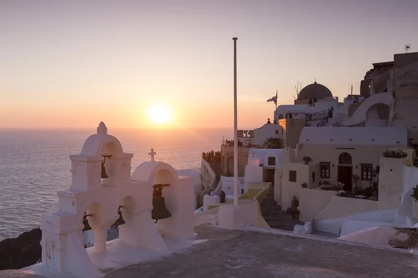 Традиційні грецькі білий церковного арки з хрест і дзвони в сонць — стокове фото