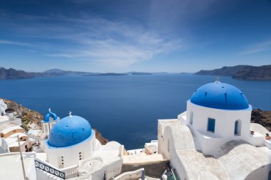 Caldera Oia Yunan Adası, üzerinde Mavi kubbeli kilise