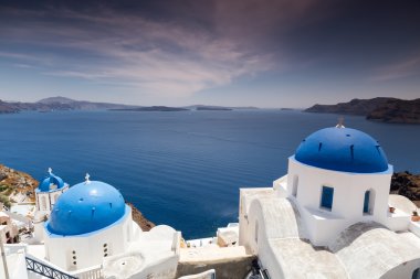 Caldera Oia Yunan Adası, üzerinde Mavi kubbeli kilise