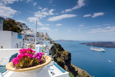 Saksıyı Santorini okyanusta önünde 