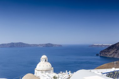 Geleneksel Yunan beyaz kilise arch ile çapraz ve çan VILL