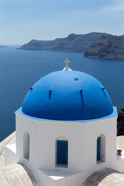 Blue domed churches on the Caldera at Oia on the Greek Island of — Stock Photo, Image