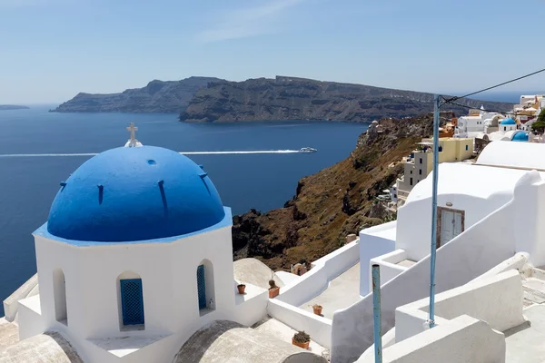 Blue domed churches on the Caldera at Oia on the Greek Island of — Stock Photo, Image