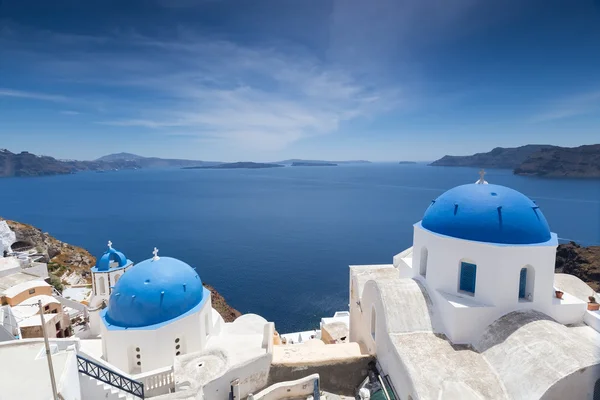 Chiese a cupola blu sulla Caldera a Oia sull'isola greca di — Foto Stock