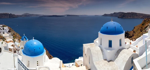 Blaue Kuppelkirchen auf der Caldera von Oia auf der griechischen Insel — Stockfoto
