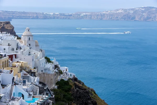 Santorini isla paisaje del famoso pueblo de Fira, Grecia —  Fotos de Stock