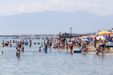  Yunanistan Katerini plaj manzarası. İnsanlar taze tadını çıkarın.