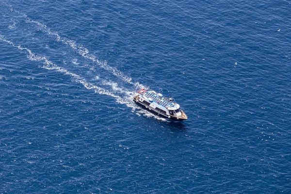 Yacht navigue dans la belle eau bleue près de l'île de Santorin , — Photo