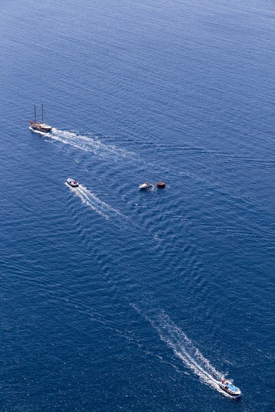 Yacht navigerar i vackra blå vattnet nära ön Santorini, — Stockfoto