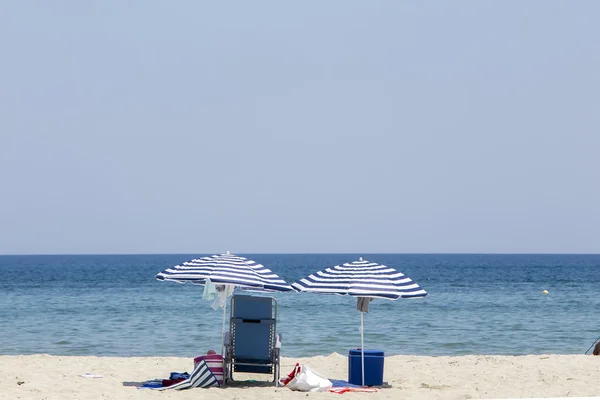 Beskåda av parasoll på stranden i Paralia Katerini i Grekland. — Stockfoto