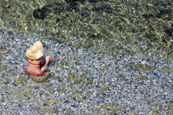 Aerial view of a woman sitting in the ocean — Stock Photo, Image