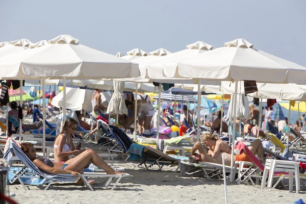 Vy över stranden i Paralia Katerini i Grekland. Människor njuta av färska — Stockfoto