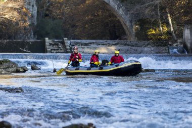 maceracı grup beyaz su rafting nehir rapids yapıyor 