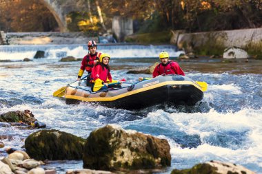 maceracı grup beyaz su rafting nehir rapids yapıyor 