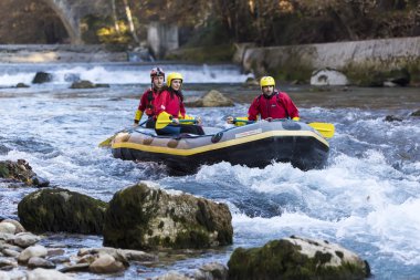 maceracı grup beyaz su rafting nehir rapids yapıyor 