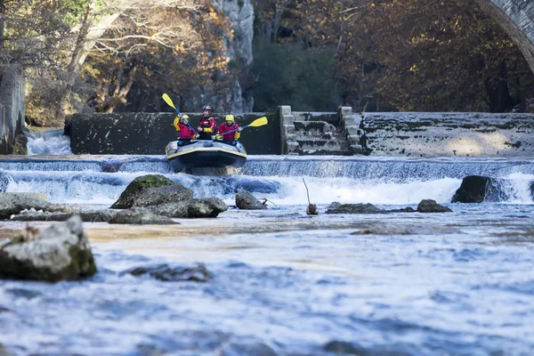 Gruppo avventuroso che fa rafting sulle rapide del fiume — Foto Stock