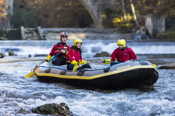 Grupo aventurero haciendo rafting en aguas bravas los rápidos del río —  Fotos de Stock