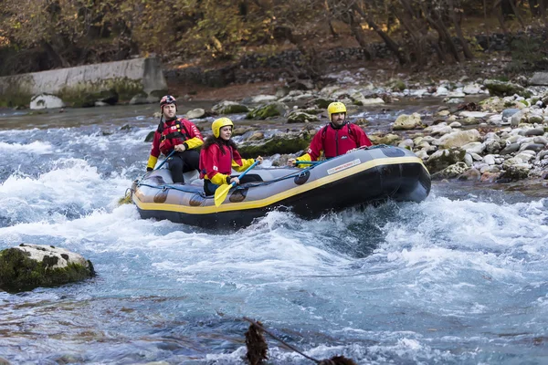 Kalandos csoport csinálás vadvízi rafting a folyó zuhatag — Stock Fotó