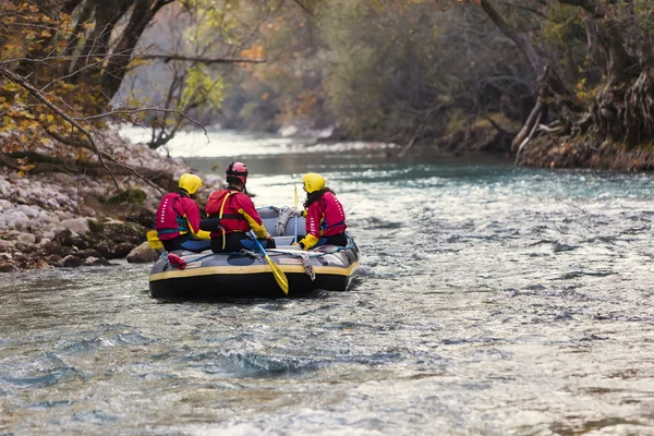 Gruppo avventuroso che fa rafting sulle rapide del fiume — Foto Stock