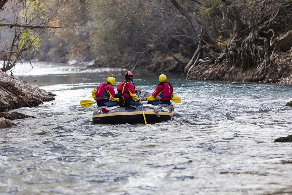 Gruppo avventuroso che fa rafting sulle rapide del fiume — Foto Stock