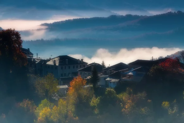 Frühherbstliche Landschaft mit Nebel in Zagorochoria, Epirus Griechenland — Stockfoto