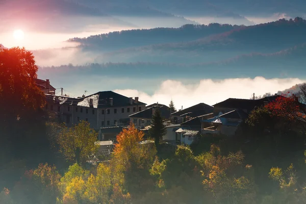 Frühherbstliche Landschaft mit Nebel in Zagorochoria, Epirus Griechenland — Stockfoto